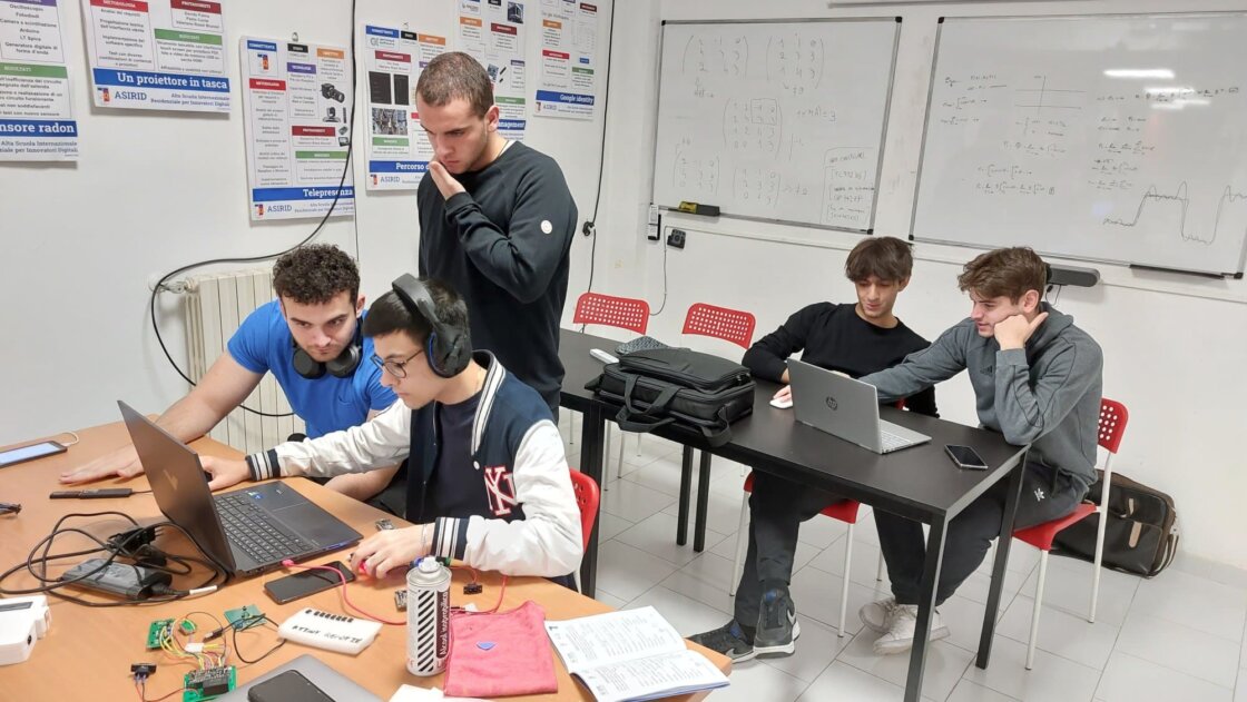 studenti in laboratorio